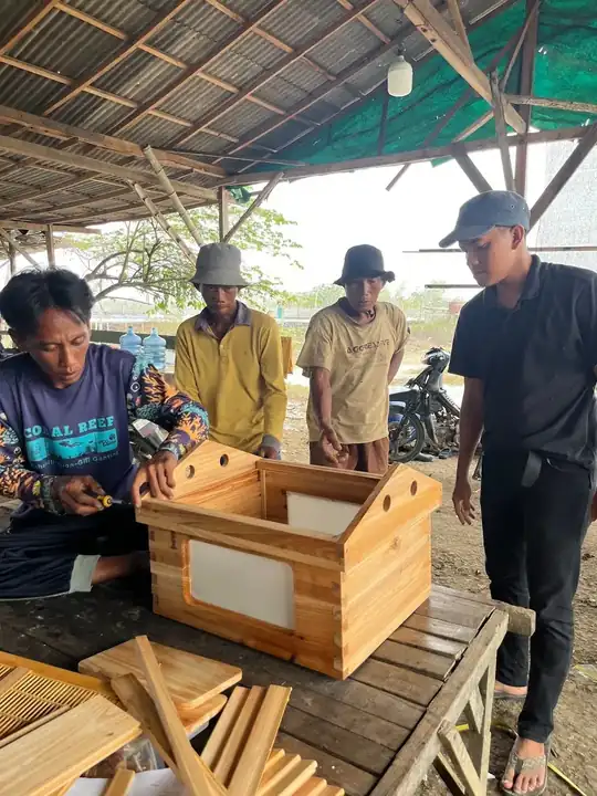 Building beehives with residents